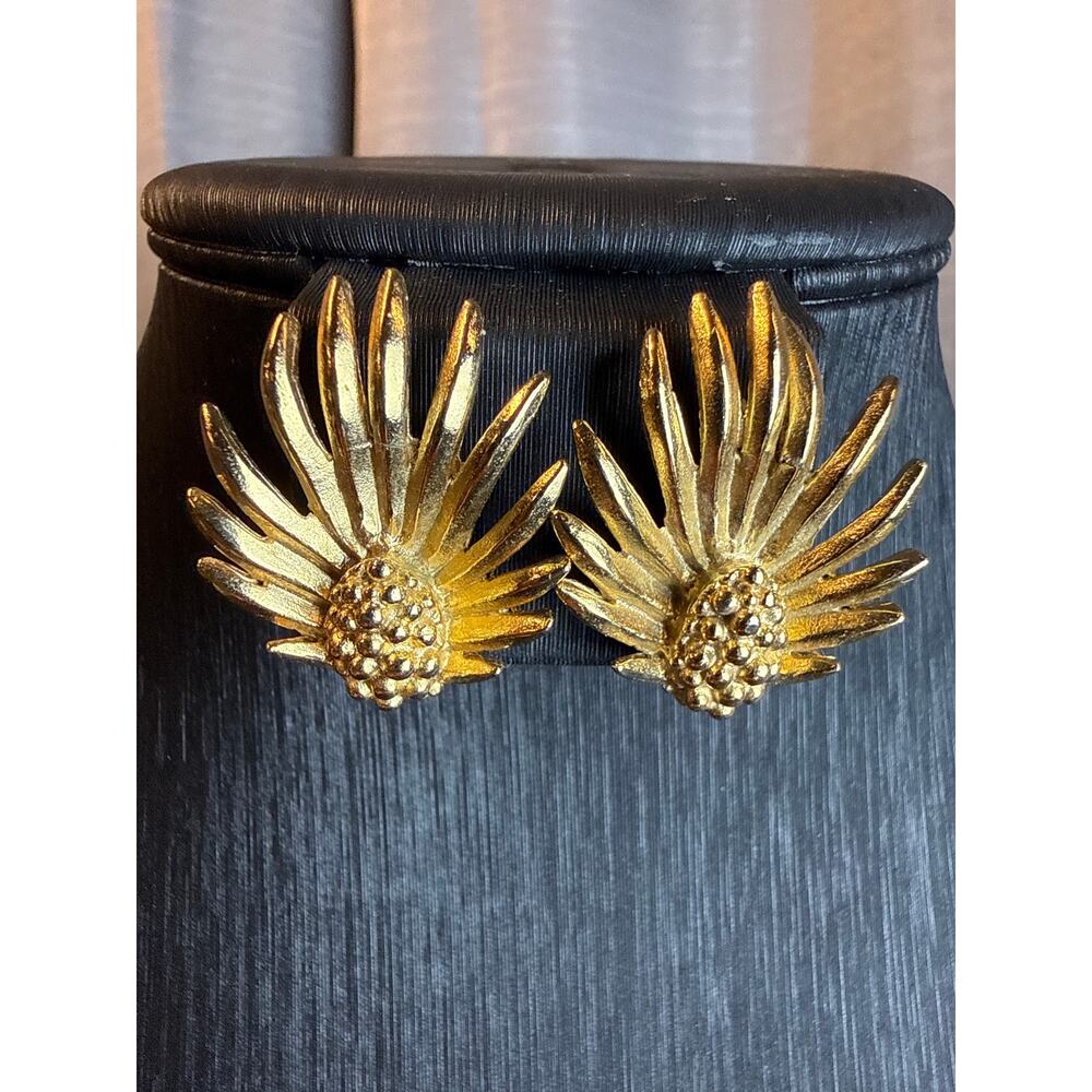 Vintage Lisner Goldtone Clipback Earrings